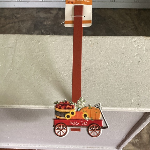 NWT- Fall Farmhouse- Metal- Hello Fall- Red Wagon & Pumpkins Wreath Hanger 🌻🍁 - Picture 7 of 16